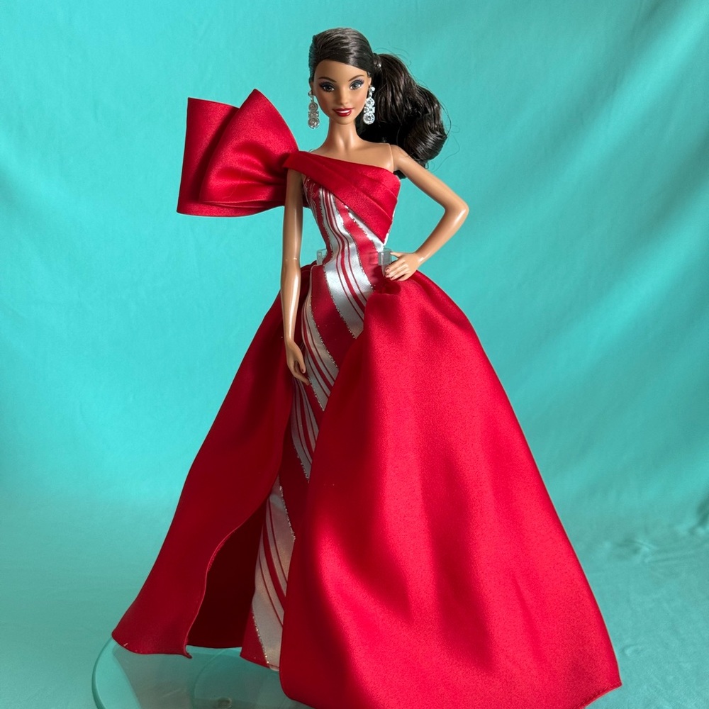 2019 holiday brunette Barbie